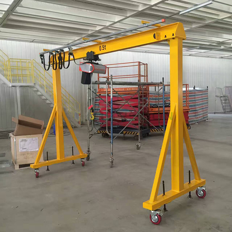 模具行业使用龙门架吊装模具 副本.jpg